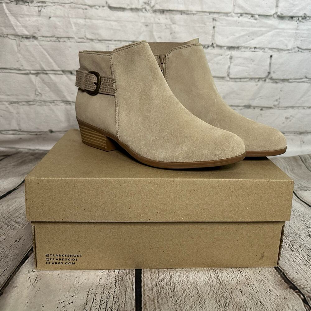 C22 Clarks Addiy Kara Beige Ankle Boots, Size 9.5, NWT